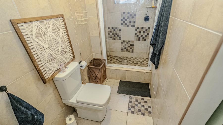 6 Bedroom Property for Sale in Vredekloof Heights Western Cape